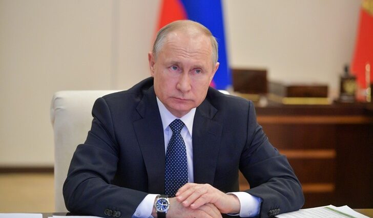 Putin introduced additional payments to doctors working with coronavirus patients