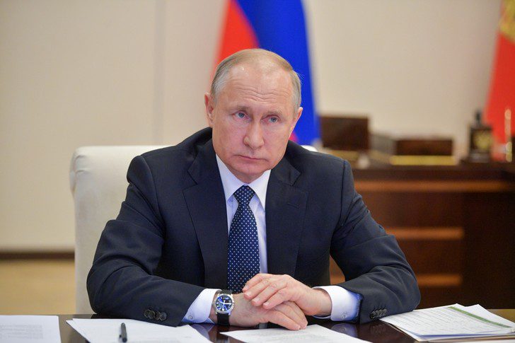 Putin introduced additional payments to doctors working with coronavirus patients