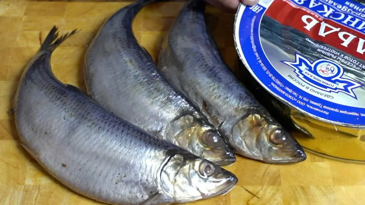 Quick cutting of herring without bones, video