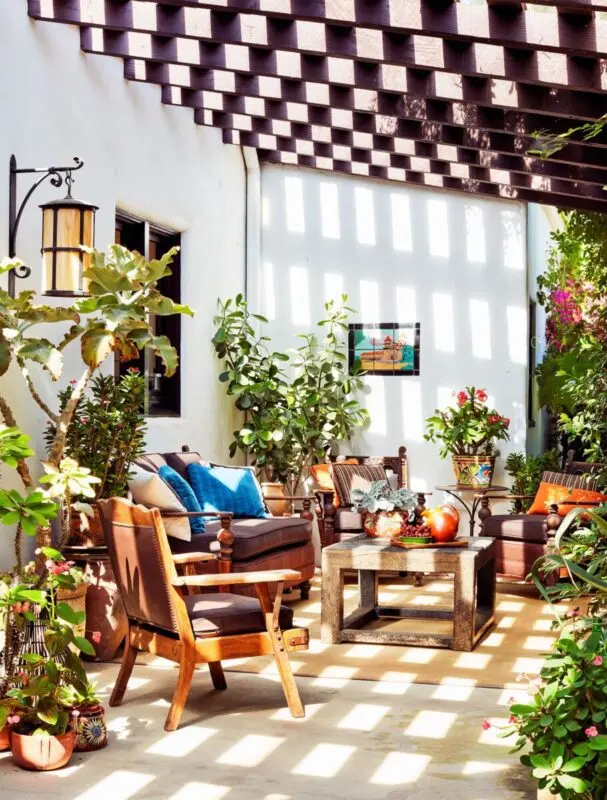 Ready-made schemes: how to turn a balcony into a cool place for summer vacations