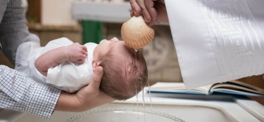 Pembaptisan agama: bagaimana membaptiskan anak saya?
