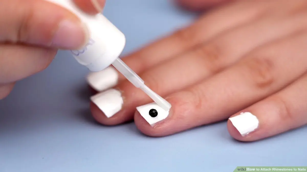Rhinestones on the nails: learning to glue. Video