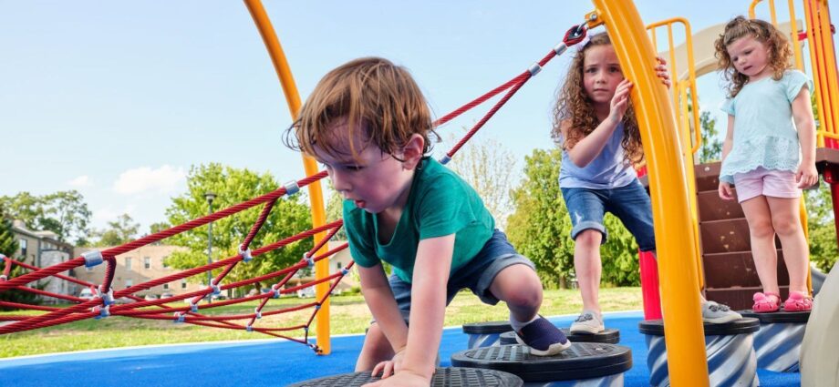 Rules of conduct for mothers and children on the playground