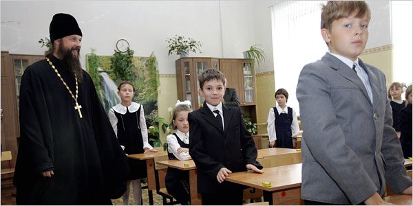 Rusia ofroi mësimin e sllavishtes kishtare në shkollë