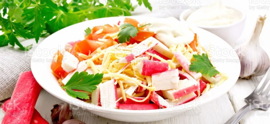 Salad with tomatoes and crab sticks: all to the table. Video