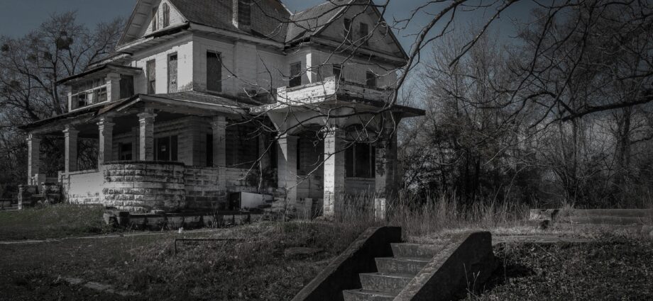 Scary Beautiful: 13 Famous Haunted Houses