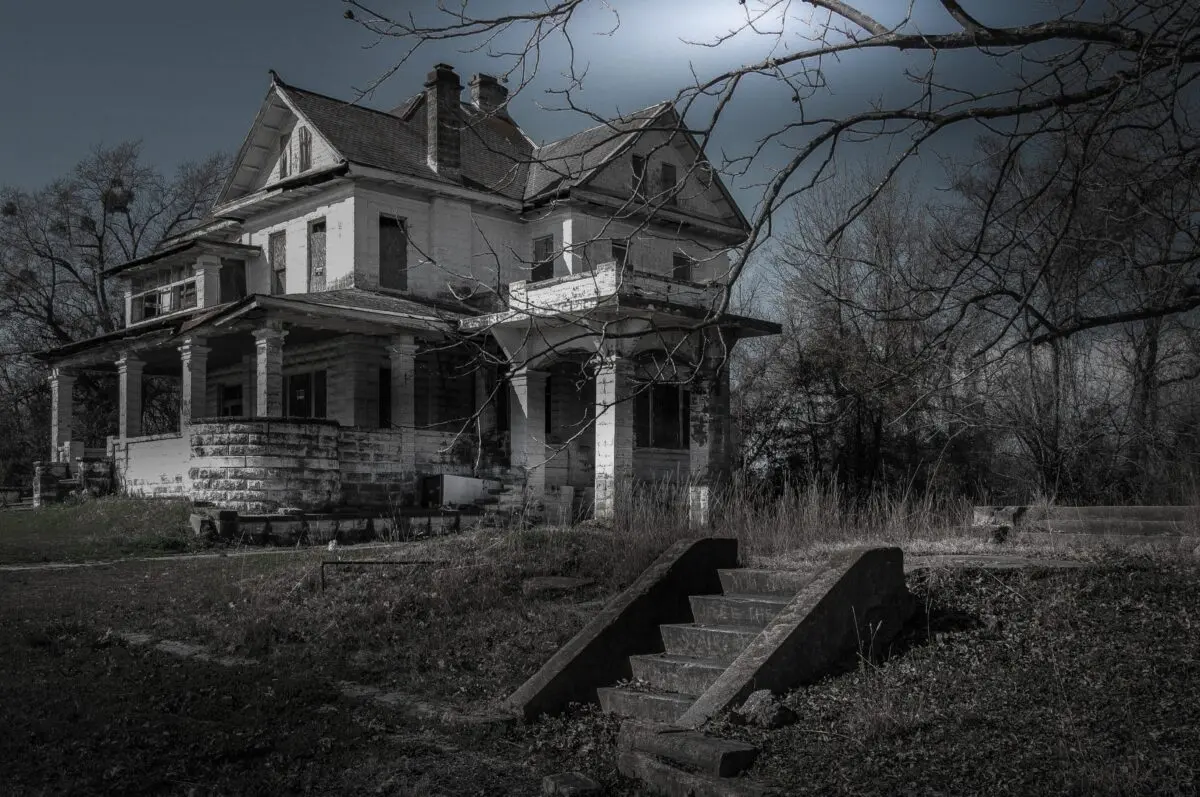 Scary Beautiful: 13 Famous Haunted Houses