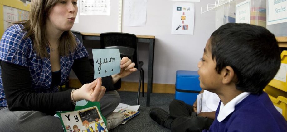 School for hearing impaired children: features, training