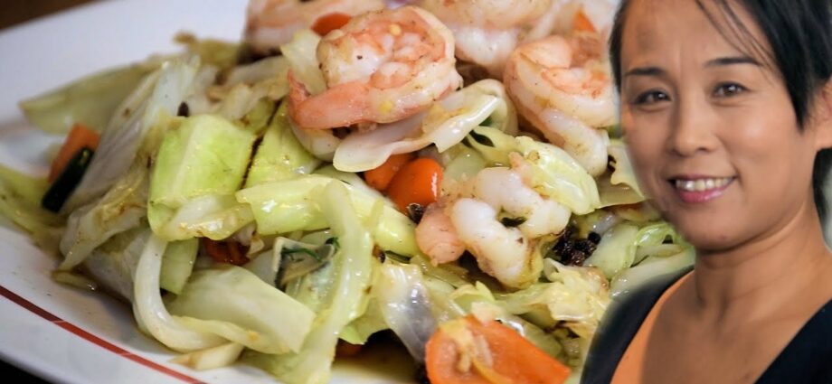 Shrimp and Chinese cabbage salad. Cooking video