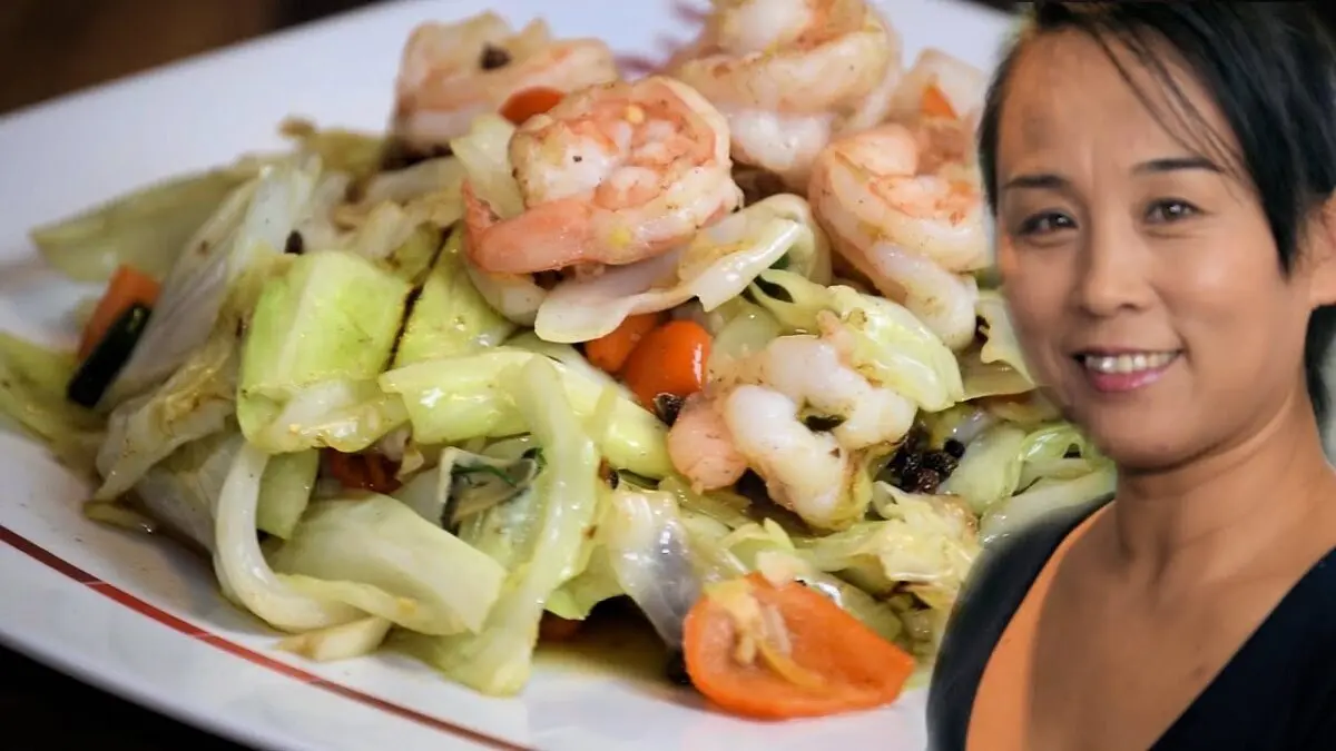 Shrimp and Chinese cabbage salad. Cooking video