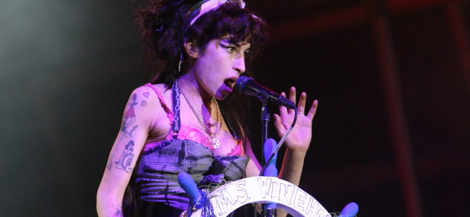 Singer Amy Winehouse&#8217;s tour schedule has been disrupted