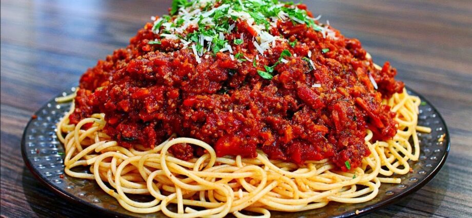 Spaghetti with bolognese sauce: meat Italy. Video