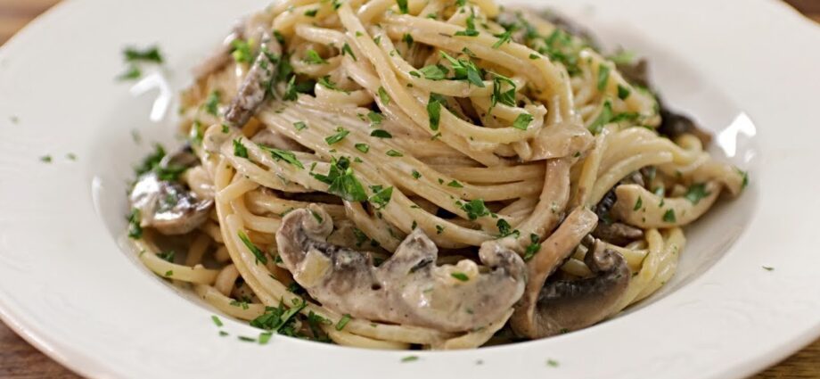 Spaghetti with mushrooms in a creamy sauce. Video