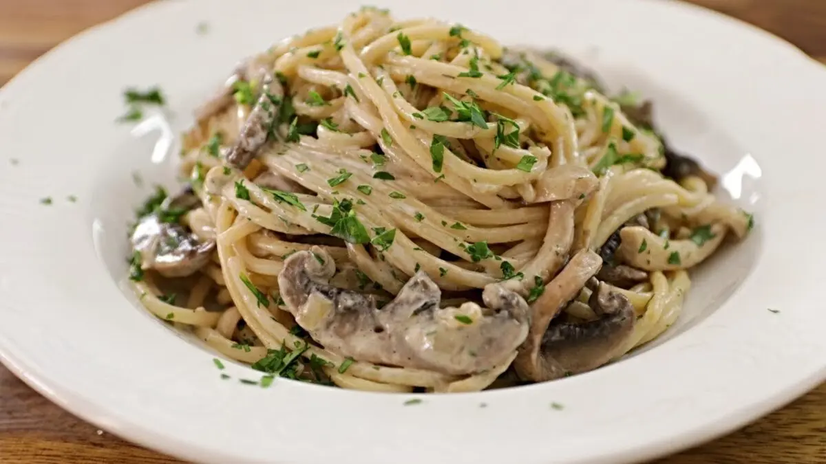 Spaghetti with mushrooms in a creamy sauce. Video