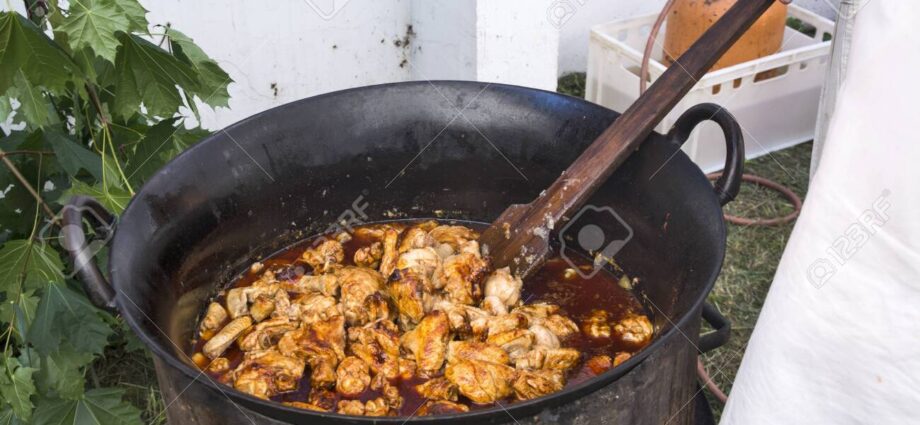 Stewed chicken in a cauldron: a recipe for cooking. Video