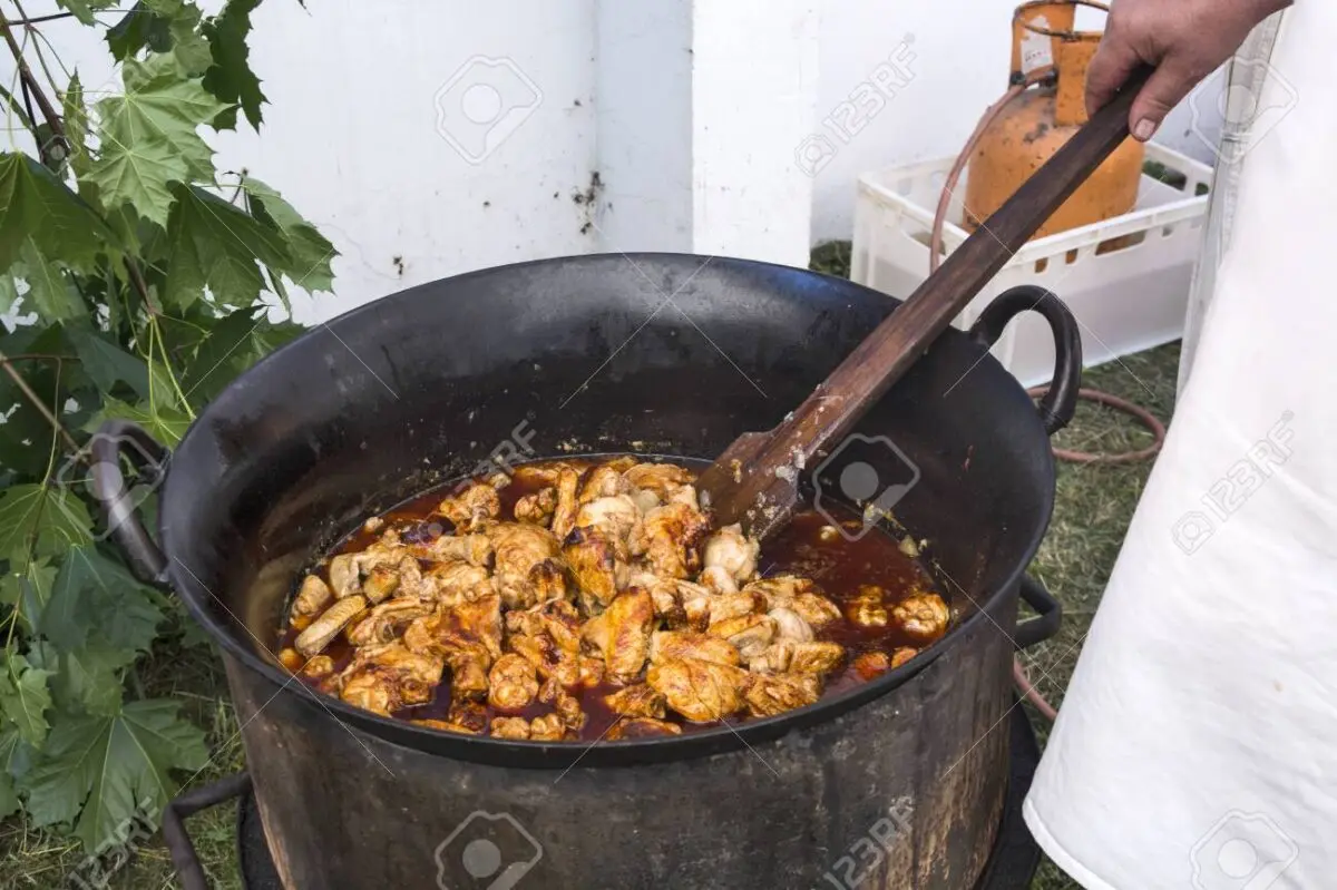 Stewed chicken in a cauldron: a recipe for cooking. Video