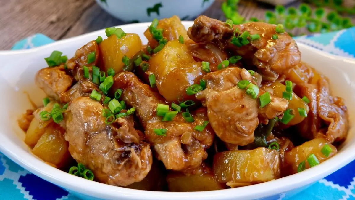 Stewed potatoes with chicken: how to cook quickly? Video