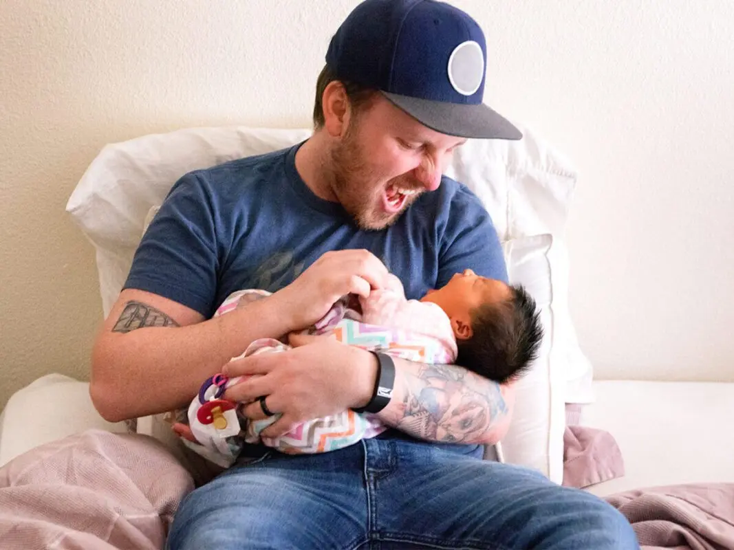 Sweetheart of the day: newborn baby recognized dad by his voice