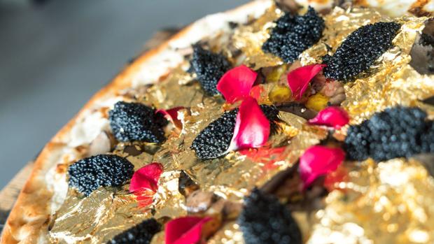 The 2.000 euro caviar and gold pizza