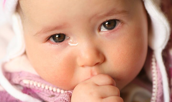 The baby&#8217;s eyes are tearing: what to do, why, reasons