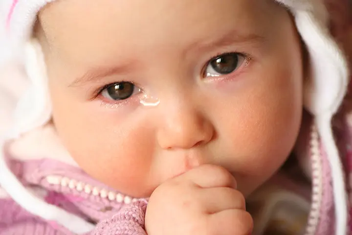 The baby&#8217;s eyes are tearing: what to do, why, reasons