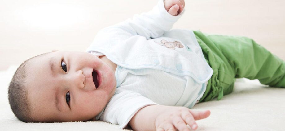 The child does not roll over at 4 months on his own from back to stomach: why