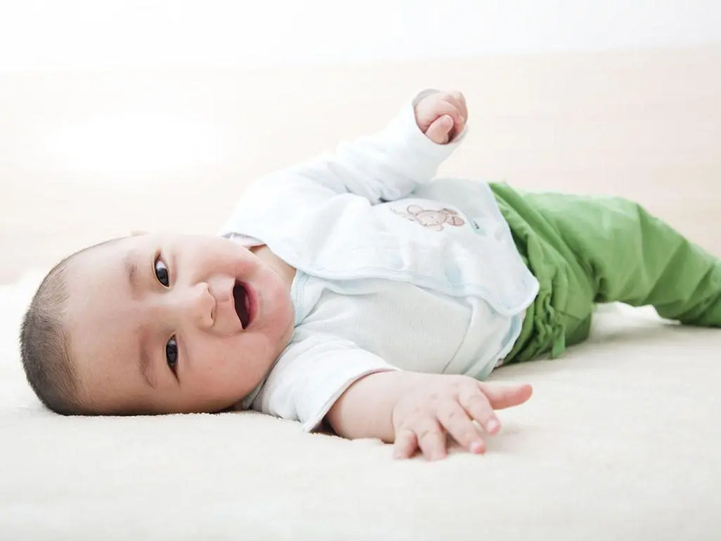 The child does not roll over at 4 months on his own from back to stomach: why