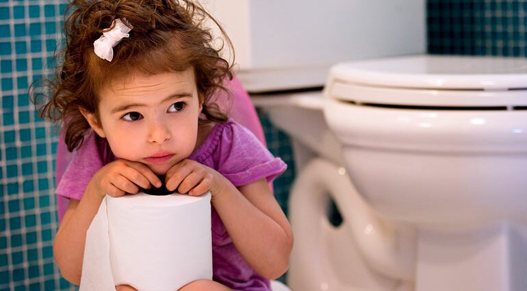 The child is peeing. Treatment of urinary incontinence in children