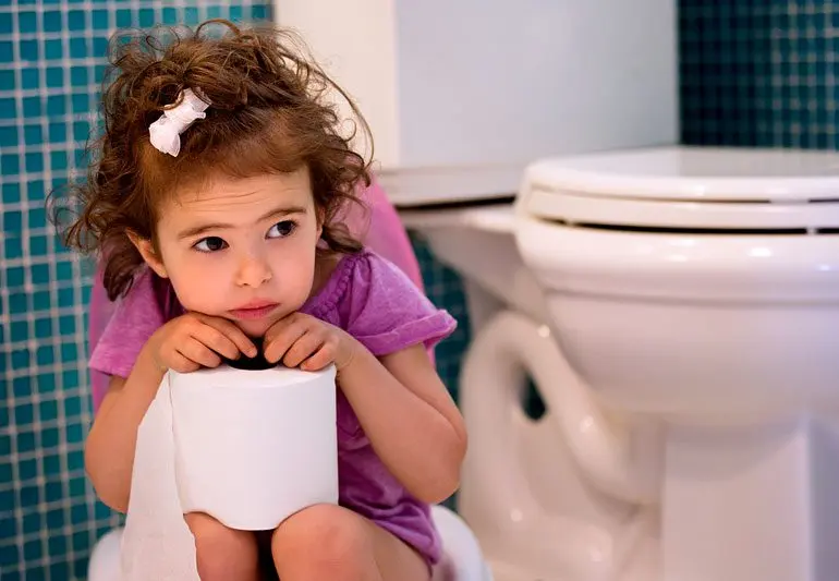 The child is peeing. Treatment of urinary incontinence in children