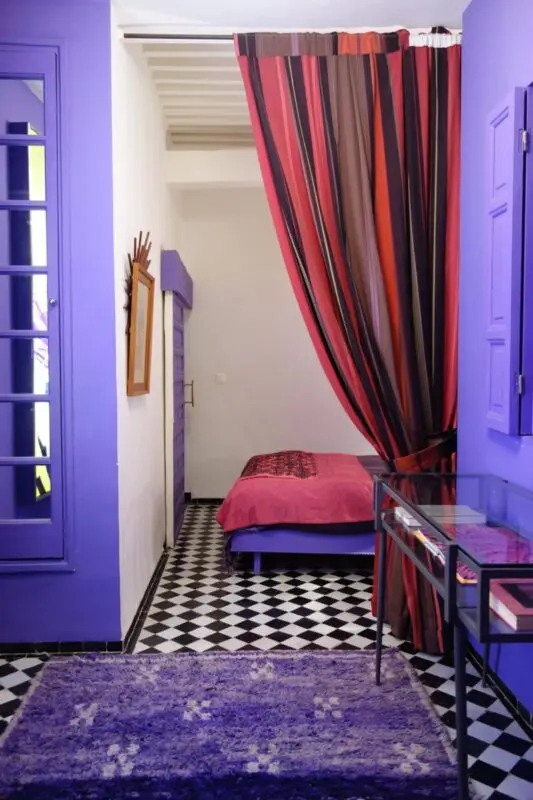 The combination of colors in the interior: lilac, blue and red