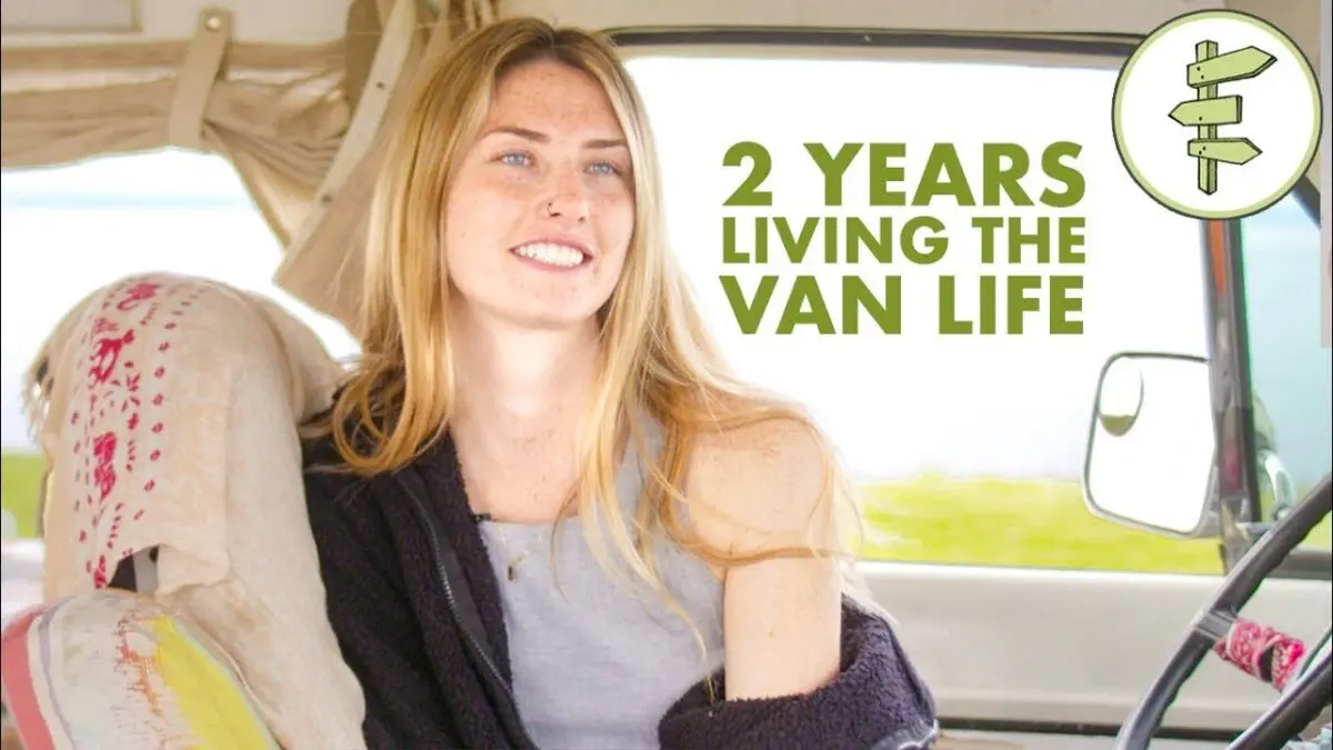 The girl lives in a tiny car: a video of how her life works