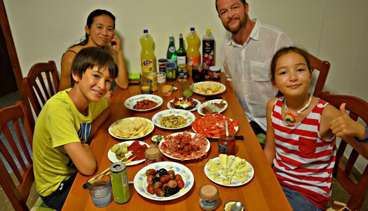 The habits of Spaniards at the table