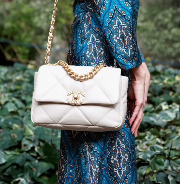 The new trend of Chanel 19