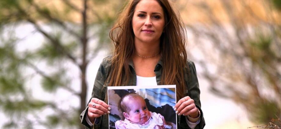 The nurse left the girl abandoned by her mother and adopted her