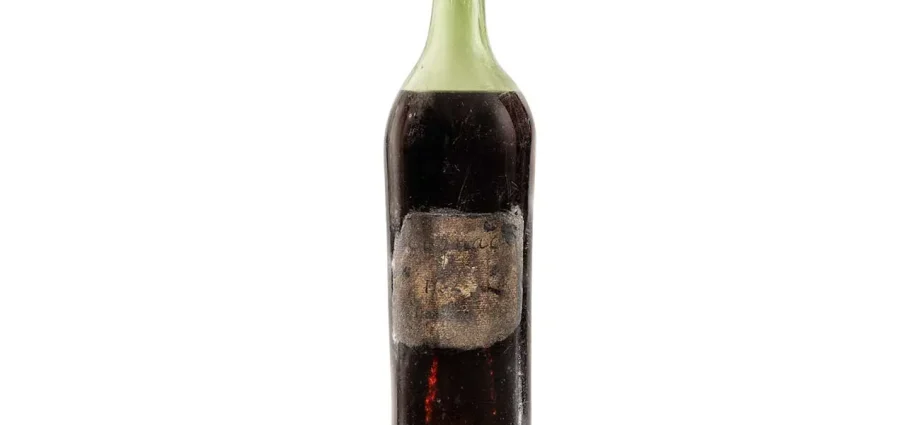 The oldest cognac ever sold that cost $ 146.000