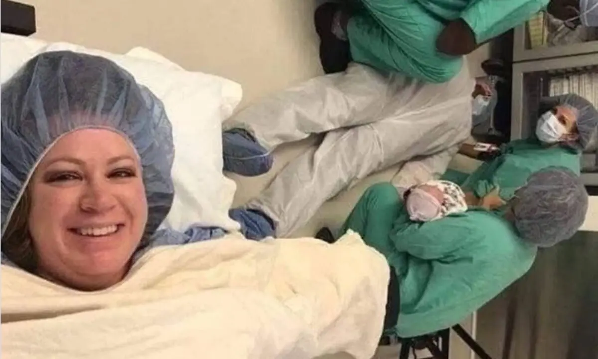 Three smiles: the woman took a selfie right after the cesarean