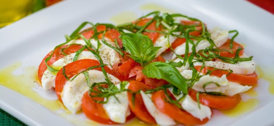 Caprese salat: mozzarella og tomater. Video