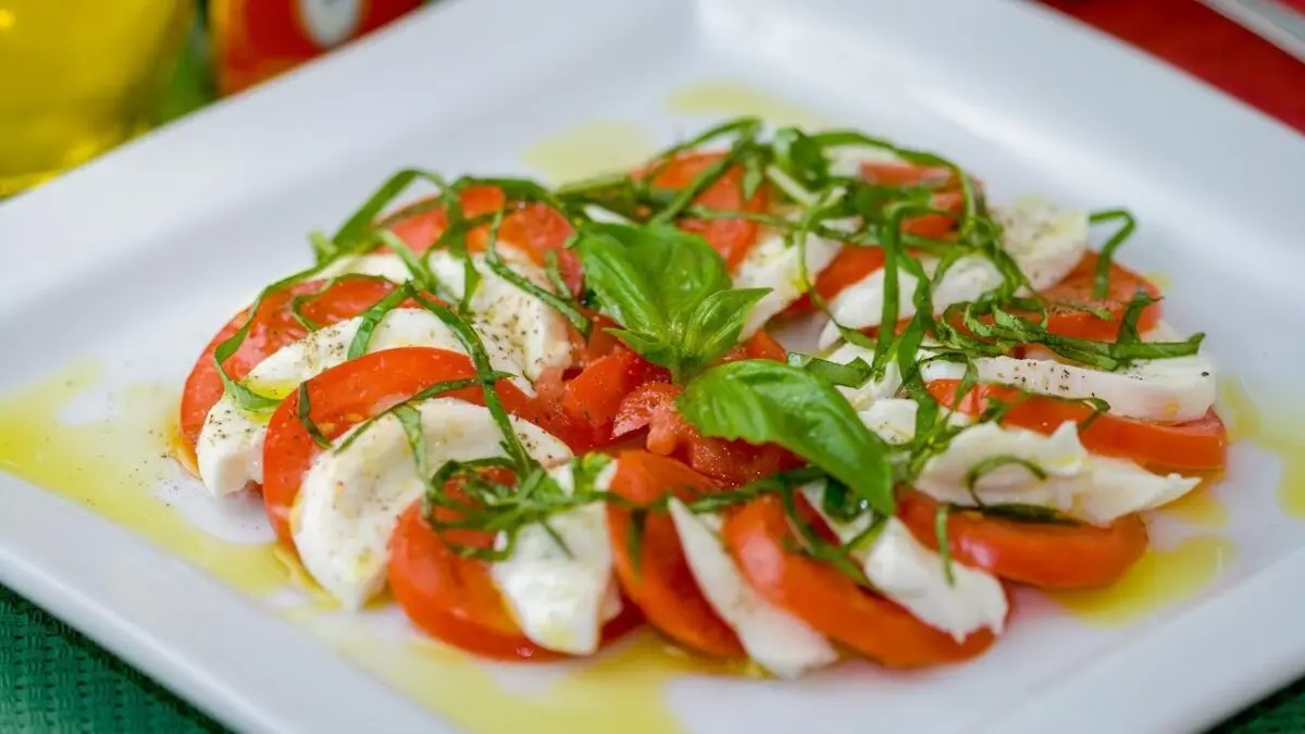 Caprese salad: mozzarella and tomatoes. Video