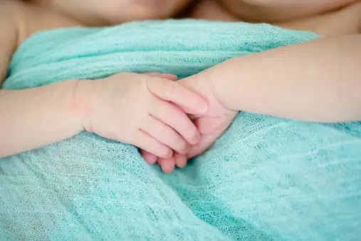 Touching video: newborn twins holding hands