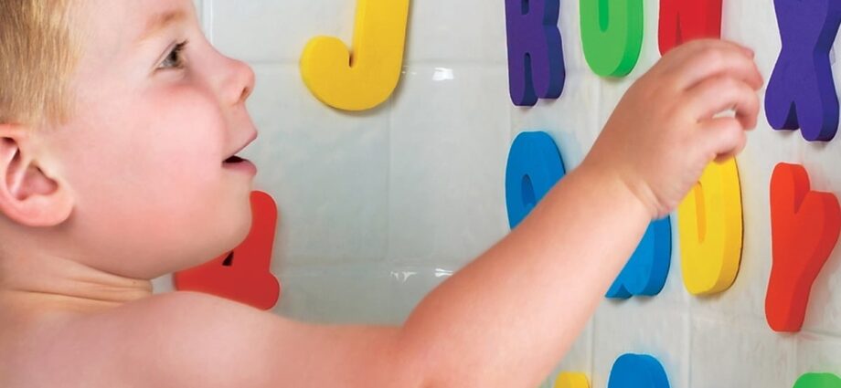 Leksaker för barn 3 år: vad som behövs, pedagogiskt, bäst, för badet, färgning,