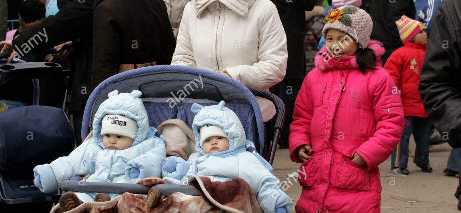 喀山的雙胞胎和雙胞胎，孩子和父母，照片