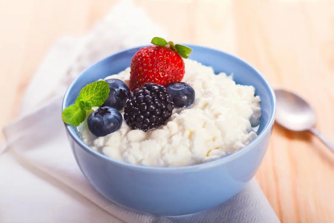 Useful properties of berries and cottage cheese