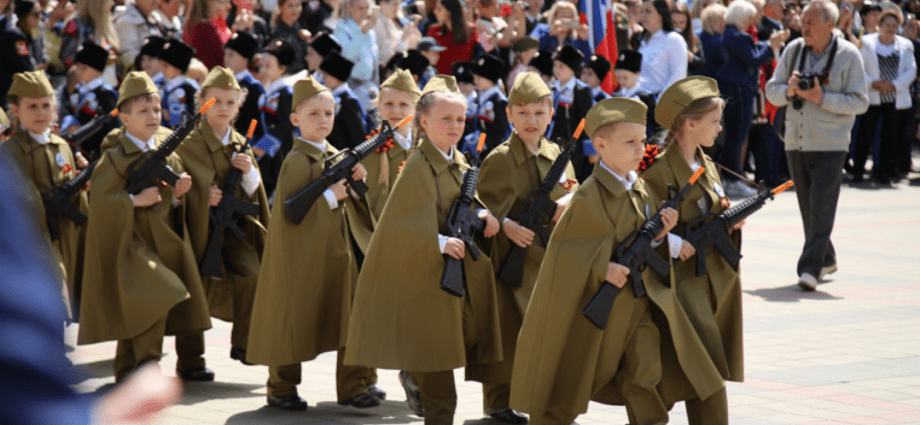 အောင်ပွဲခံနေ့ - စစ်တပ်ယူနီဖောင်းဝတ်ထားသောကလေးများကိုအဘယ်ကြောင့်မဝတ်နိုင်သနည်း