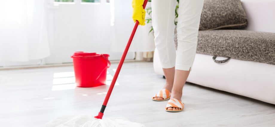 Wash the floors in the apartment correctly