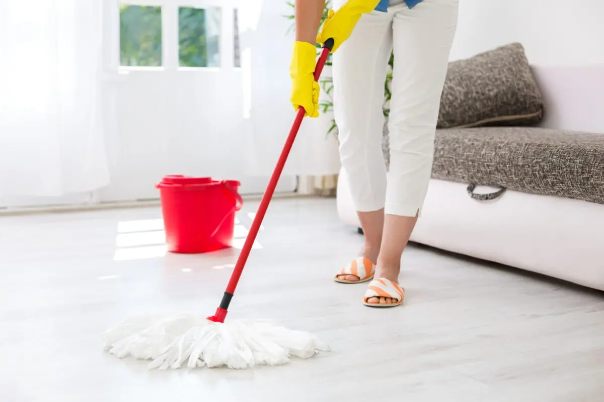 Wash the floors in the apartment correctly