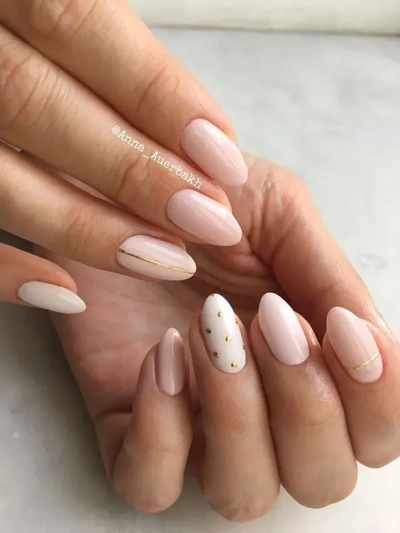 Wday tests: minimalist manicure