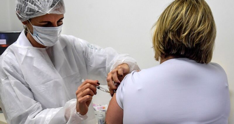 Milyen szövődményeket kapott egy oxfordi önkéntes, aki beadta a vakcinát a kísérleti szakaszban?
