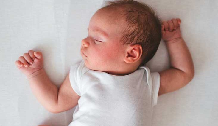 Apa tegese nalika bayi ngepit kepalan tangan lan nyedhot sikile