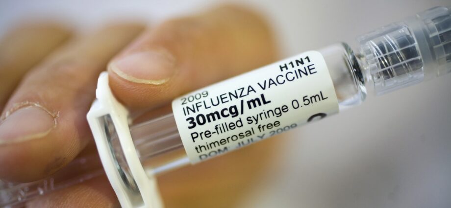ماذا يحتوي لقاح الأنفلونزا أ (H1N1) وهل هناك أي مخاطر من الآثار الجانبية؟