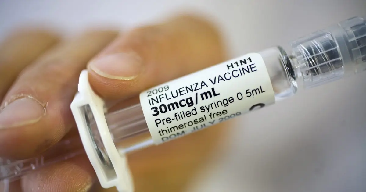 What does the Influenza A (H1N1) vaccine contain and are there any risks of side effects?